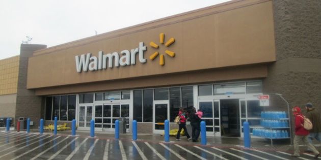 The police maintain supermarkets Walmart for fear of conflicts