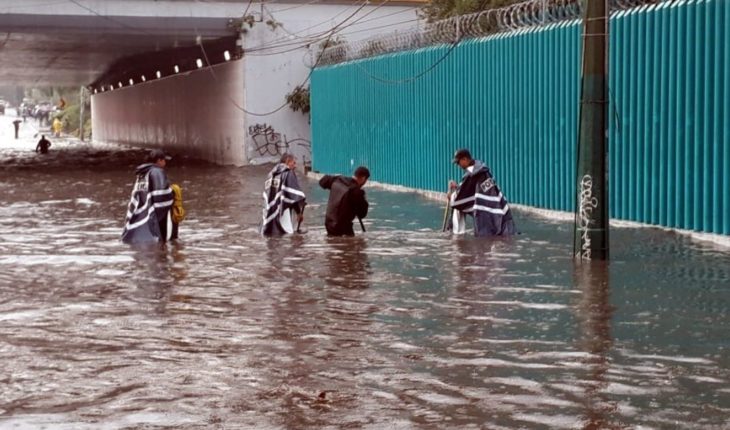 translated from Spanish: They assist police in floods in the South of the capital city of Mexico