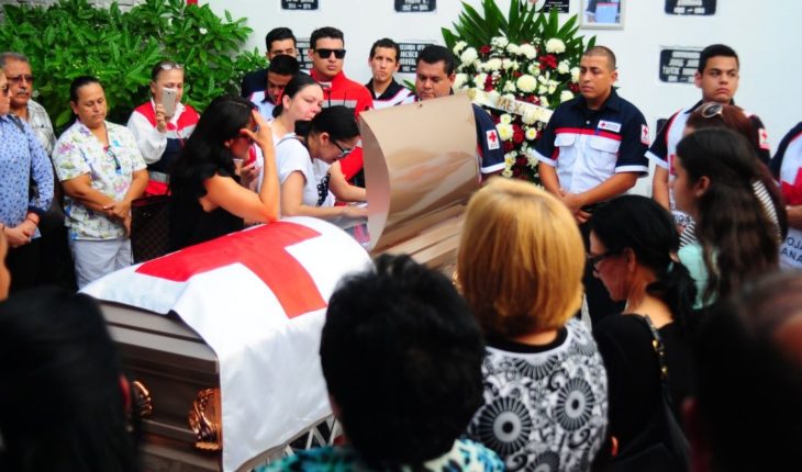 translated from Spanish: They say goodbye with honors to former Commander of Red Cross