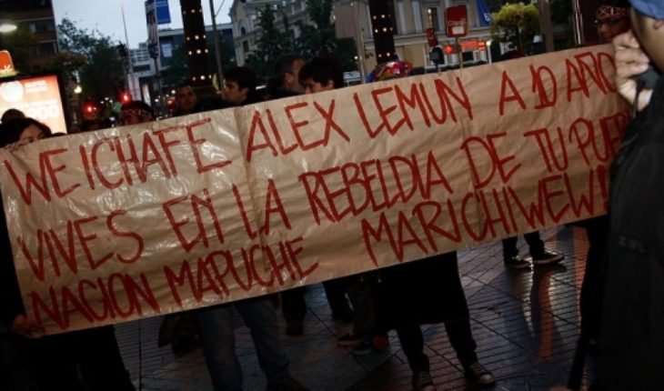 translated from Spanish: Tras 16 años formalizan a carabinero acusado de asesinar a joven mapuche Alex Lemun