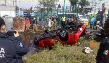 translated from Spanish: Truck falls into artificial lake in Morelia, no reported victims