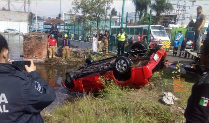 translated from Spanish: Truck falls into artificial lake in Morelia, no reported victims
