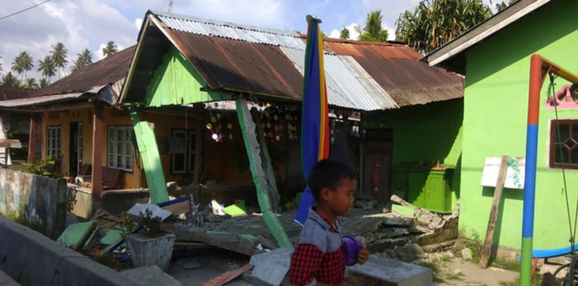 Un terremoto de 7,5 sacudió a Indonesia