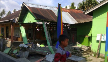 translated from Spanish: Un terremoto de 7,5 sacudió a Indonesia