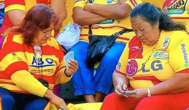translated from Spanish: While monarch was thrashed, fans are playing cards