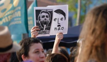 translated from Spanish: “Él no”: Bolsonaro recibe alta y enfrenta resistencia de miles de mujeres en Brasil