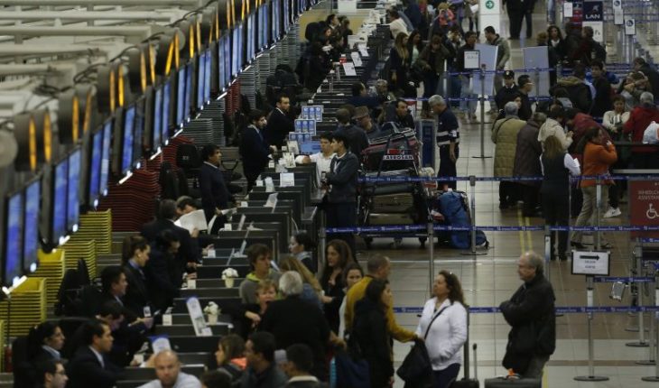 Aeropuerto de Santiago espera un flujo de 75 mil personas entre miércoles y jueves