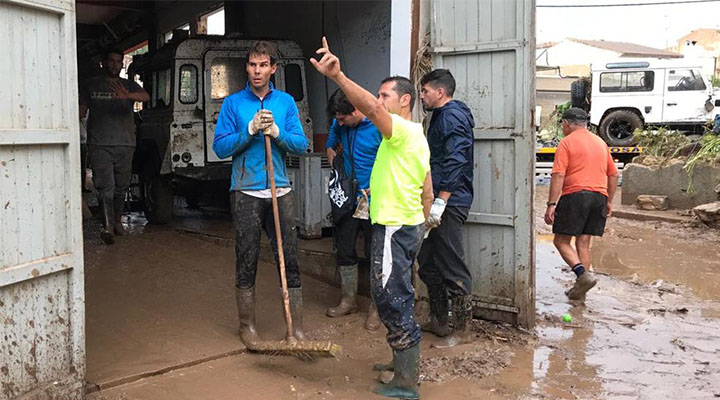 Ante inundaciones registradas en Mallorca, Rafael Nadal se suma a las tareas de limpieza