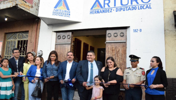 Arturo Hernández inaugura su primera casa de enlace en Jacona