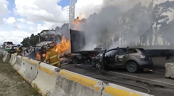 Carambola en la autopista Puebla-Orizaba, deja un conductor calcinado y al menos seis heridos