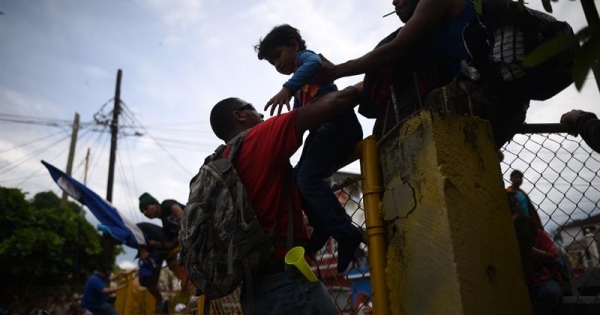 Caravana de migrantes rompe cordón policial en Guatemala y entra a México