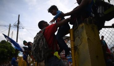 Caravana de migrantes rompe cordón policial en Guatemala y entra a México