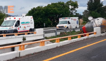Choque de una pipa contra un autobús deja tres heridos en Vista Hermosa, Michoacán
