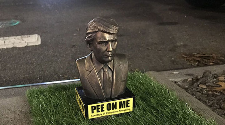 Colocan en Brooklyn diminutas esculturas de Trump; exhiben la frase "Orina sobre mí"