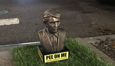 Colocan en Brooklyn diminutas esculturas de Trump; exhiben la frase “Orina sobre mí”