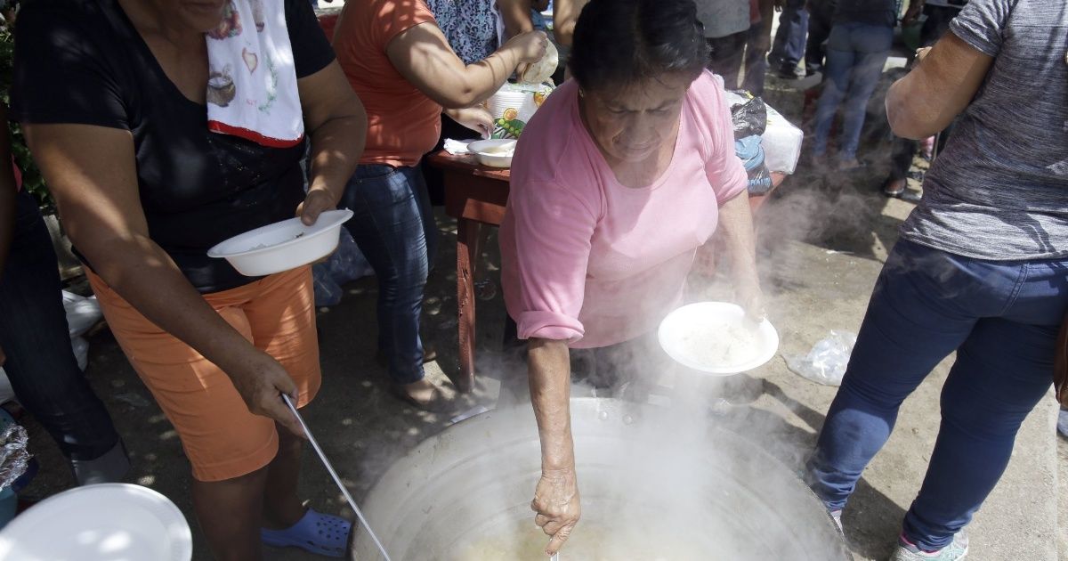Comida, agua y viajes: guatemaltecos ayudan a migrantes