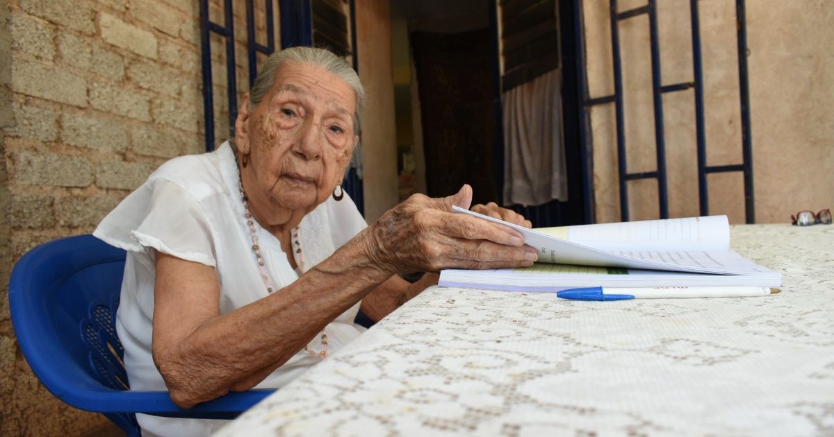 Doña María aprendió el ABC y finaliza la primaria a sus 95 años