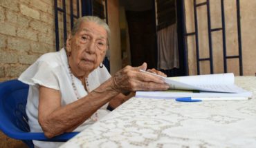 Doña María aprendió el ABC y finaliza la primaria a sus 95 años