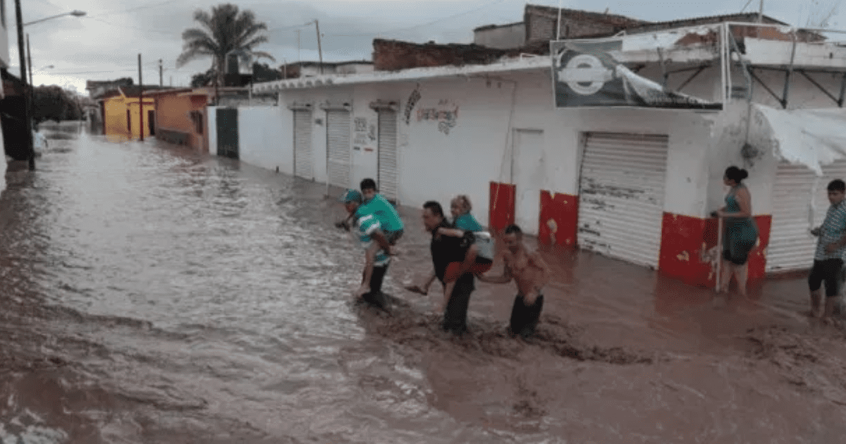 Emergencia en Tecuala por desborde del río Acaponeta