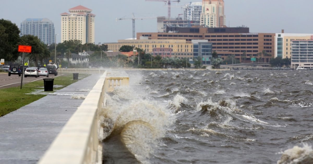 Enormes olas azotan costa de Florida por huracán "Michael"