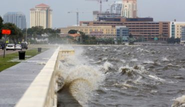 Enormes olas azotan costa de Florida por huracán “Michael”