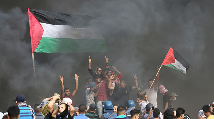 Esta es la fotografía del manifestante palestino que internautas comparan con pintura de Delacroix