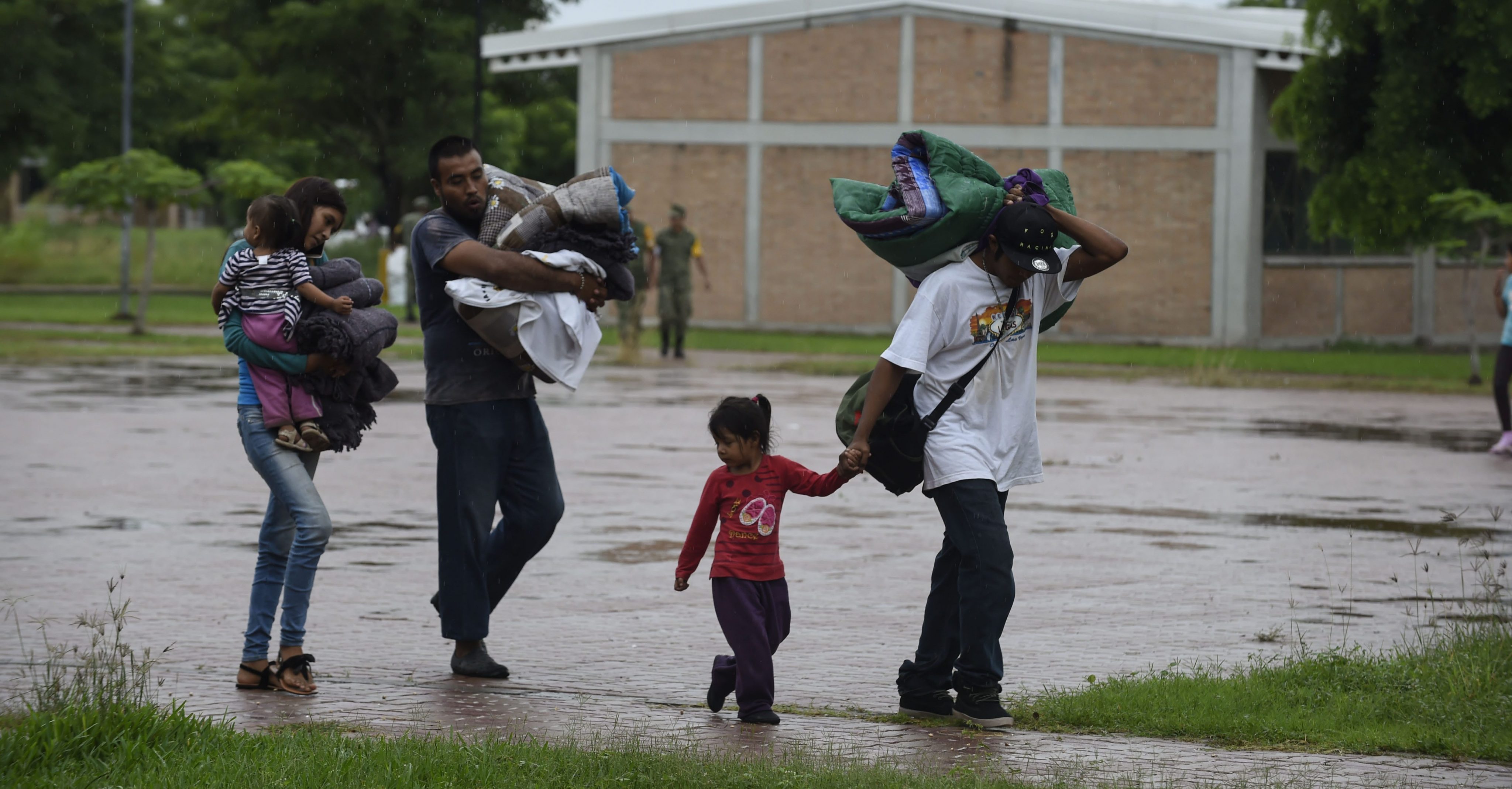 Evacúan a 1,800 personas en Escuinapa, Sinaloa, por huracán Willa