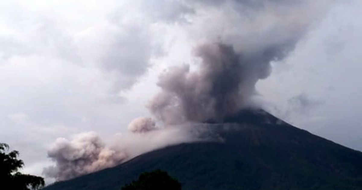 Evacuan por erupción del volcán de Fuego en Guatemala