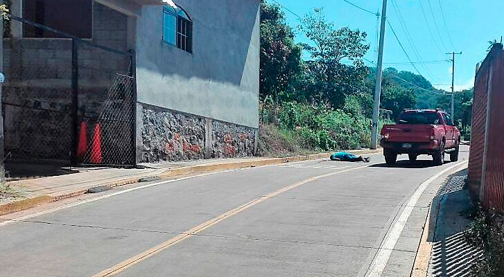 Lo bajan de camioneta, lo tiran al piso y los asesinan en Taretan, Michoacán
