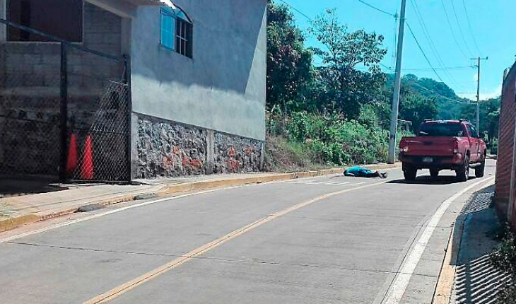 Lo bajan de camioneta, lo tiran al piso y los asesinan en Taretan, Michoacán