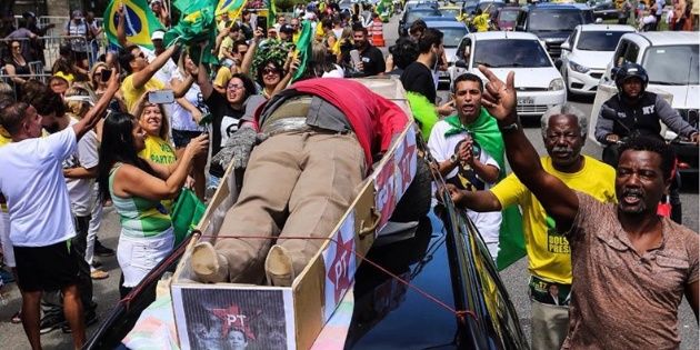 Los seguidores de Bolsonaro "velaron" a Lula: la semejanza con un ritual que ya se vio en la Argentina