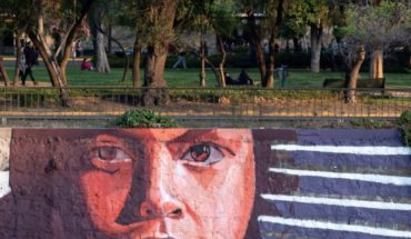 Los versos de Raúl Zurita y los murales “disruptivos” en el río Mapocho