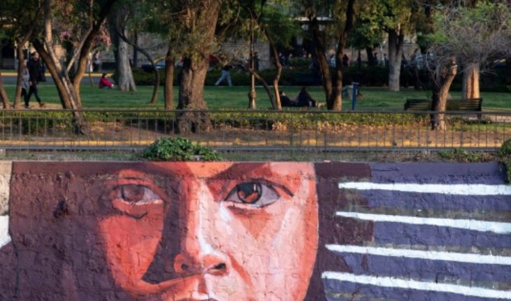 Los versos de Raúl Zurita y los murales “disruptivos” en el río Mapocho