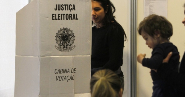 Más de 2.500 brasileños llamados a votar en Chile entre Bolsonaro y Haddad