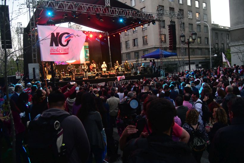 Más de 30 mil personas asistieron a acto por los 30 años del triunfo del "No" en Paseo Bulnes