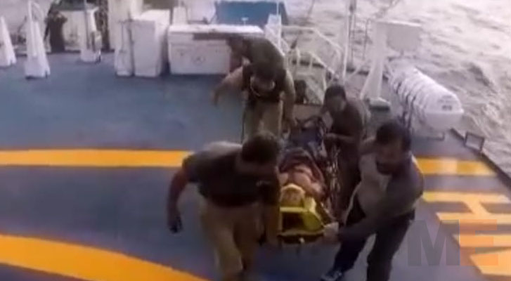Marinos brindan ayuda a un tripulante de una embarcación atunera en Lázaro Cárdenas