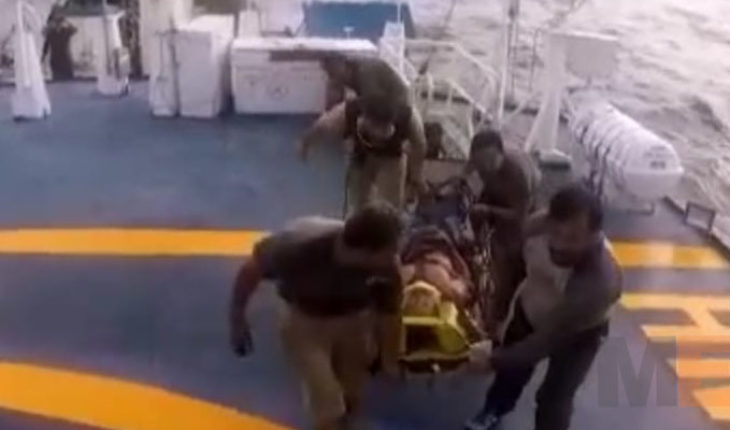 Marinos brindan ayuda a un tripulante de una embarcación atunera en Lázaro Cárdenas