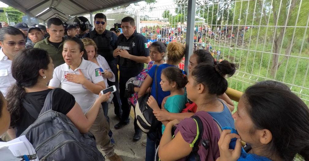 Migrantes inician su entrada a México en grupos de 100