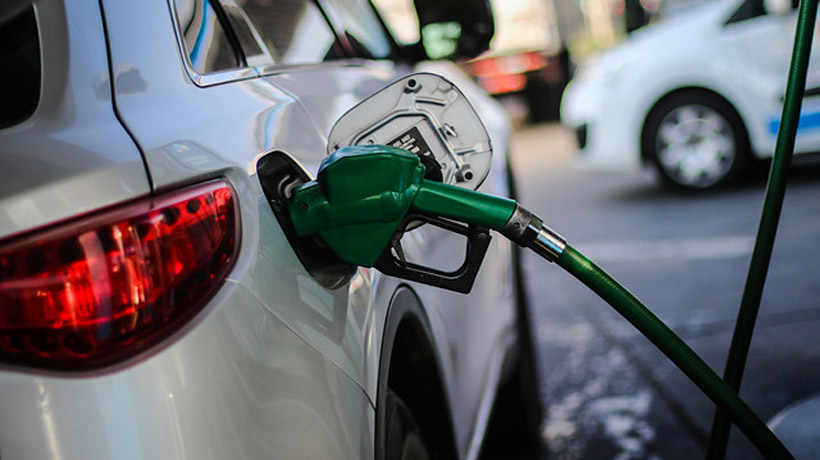 Ministro de Economía por alza de combustibles: "Veremos si hay una solución posible"