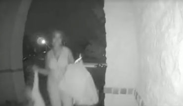 Mujer abandona al hijo de su amiga en la puerta de desconocidos; cree que es la casa del padre (Video)