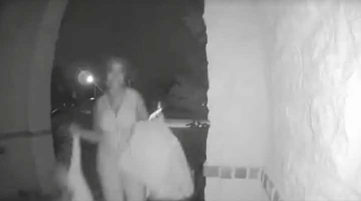 Mujer abandona al hijo de su amiga en la puerta de desconocidos; cree que es la casa del padre (Video)