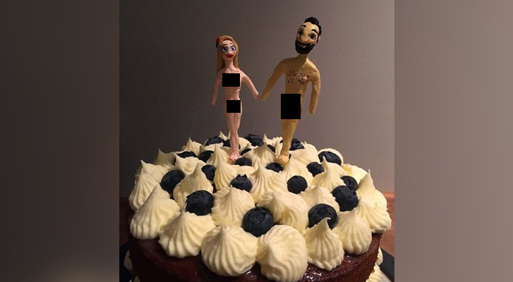 Mujer crea divertidas figuras para pasteles de boda con los novios desnudos