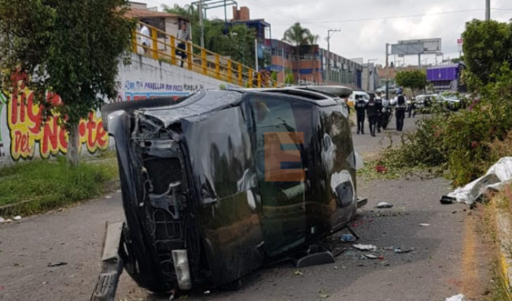 Mujer queda herida en volcadura de camioneta en Morelia