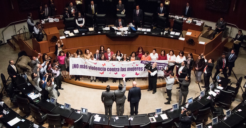 Noé Castañón, acusado de violencia familiar, rinde protesta como senador