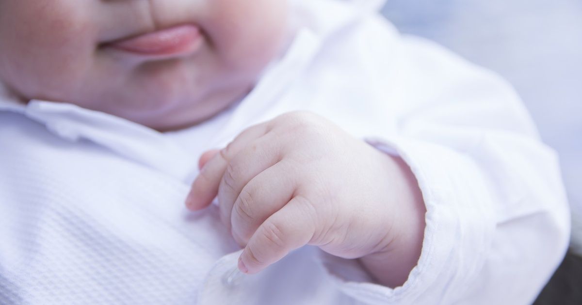 Padres se horrorizan por extraño objeto que brota en boca de su bebé