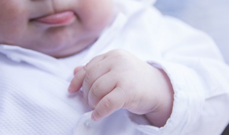 Padres se horrorizan por extraño objeto que brota en boca de su bebé