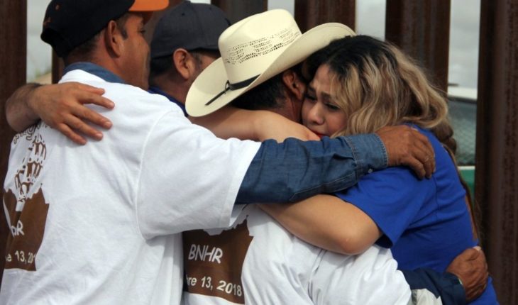 Permiten a familias abrazarse por 4 minutos en la frontera