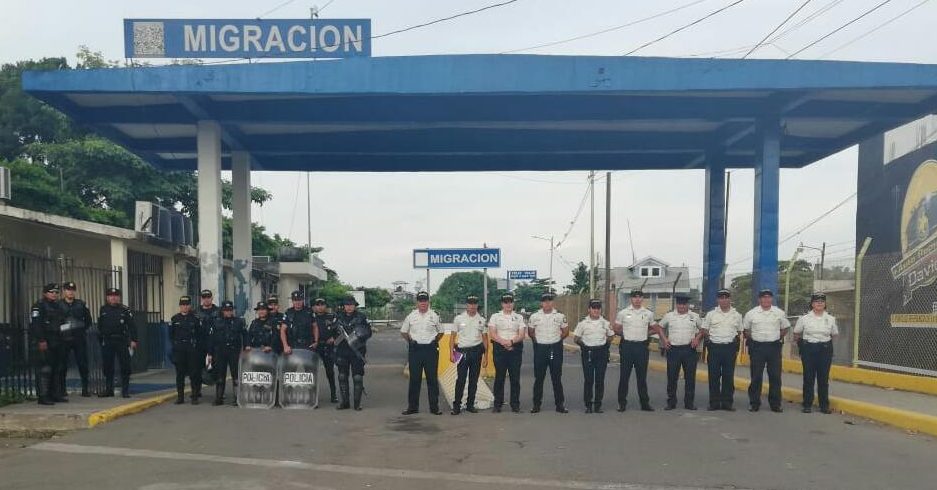Policía de Guatemala se enfrenta a segunda caravana
