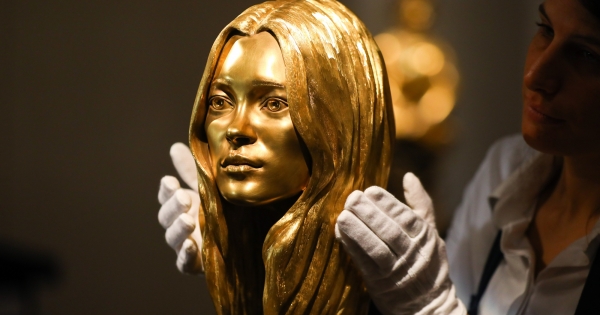 Por si le sobró algo del CiberDay: rematan cabeza de oro de Kate Moss en 515 mil dólares