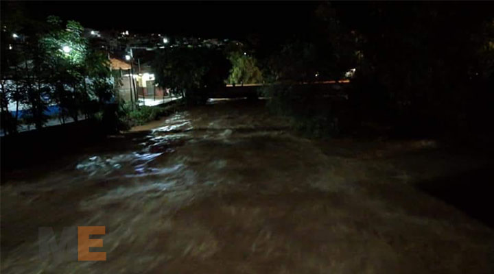 Se desborda el Río Cuervo, en Cotija, Michoacán; hay viviendas y automóviles dañados